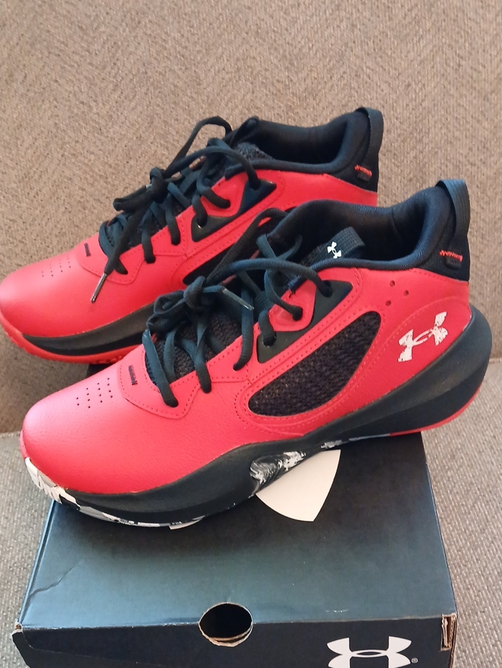 NIB Unisex Kid's Under Armour GS Lockdown 6 Red & Black Sneakers, Size 7 Youth